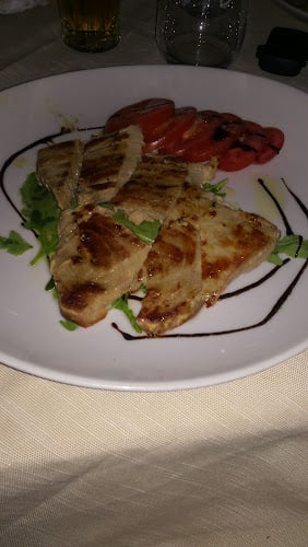RIVA Restaurant & Lounge Bar con Piscina