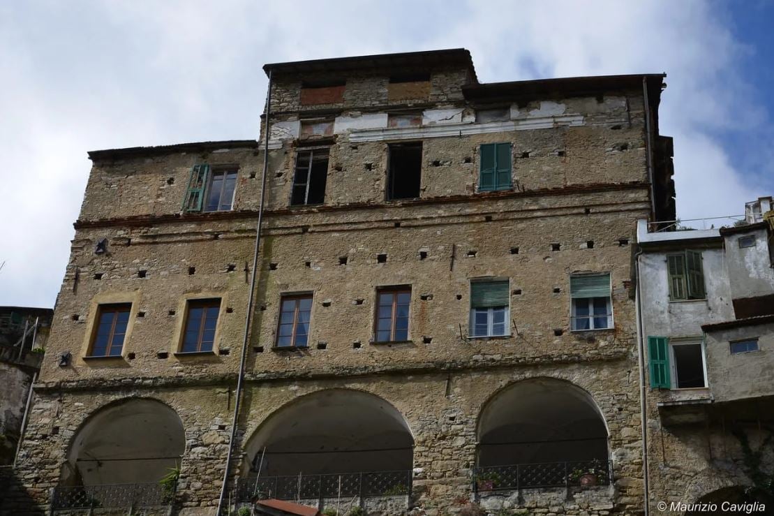 Palazzo Roverizio di Roccasterone, noto come Palazzo delle Streghe, a Ceriana