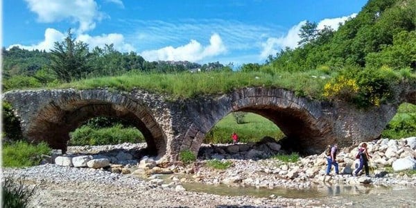 Ponte delle Chianche e materiale archeologico della via Traiana