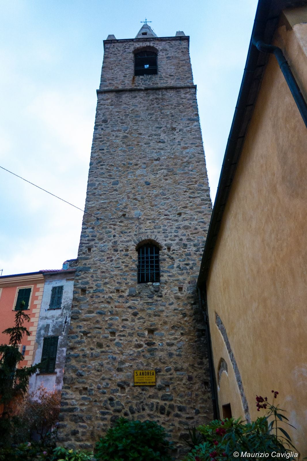 Chiesa di Sant'Andrea con il campanile romanico e la Torre Civica a Ceriana