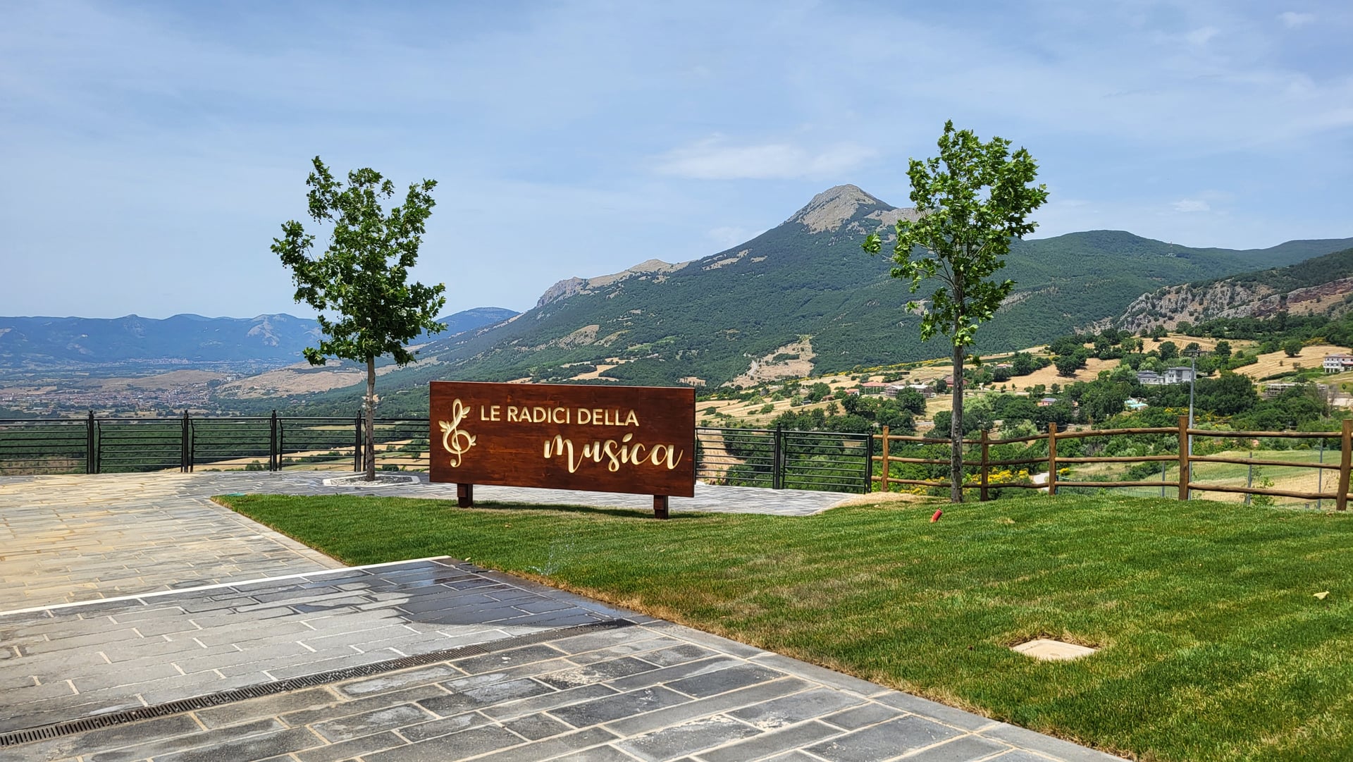 Parco tematico Le Radici della Musica con vista sulla Montagna Grande di Viggiano