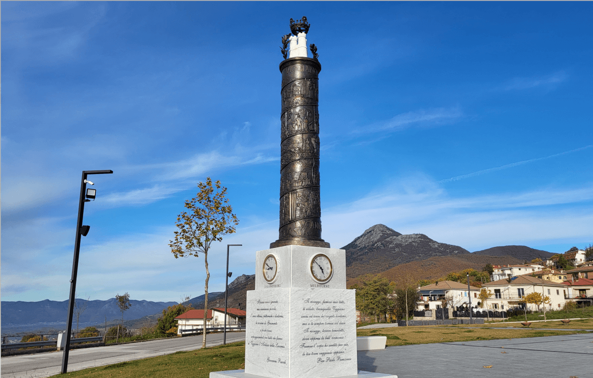 Colonna del Viggianese nel Mondo in Piazza Papa Giovanni XXIII a Viggiano