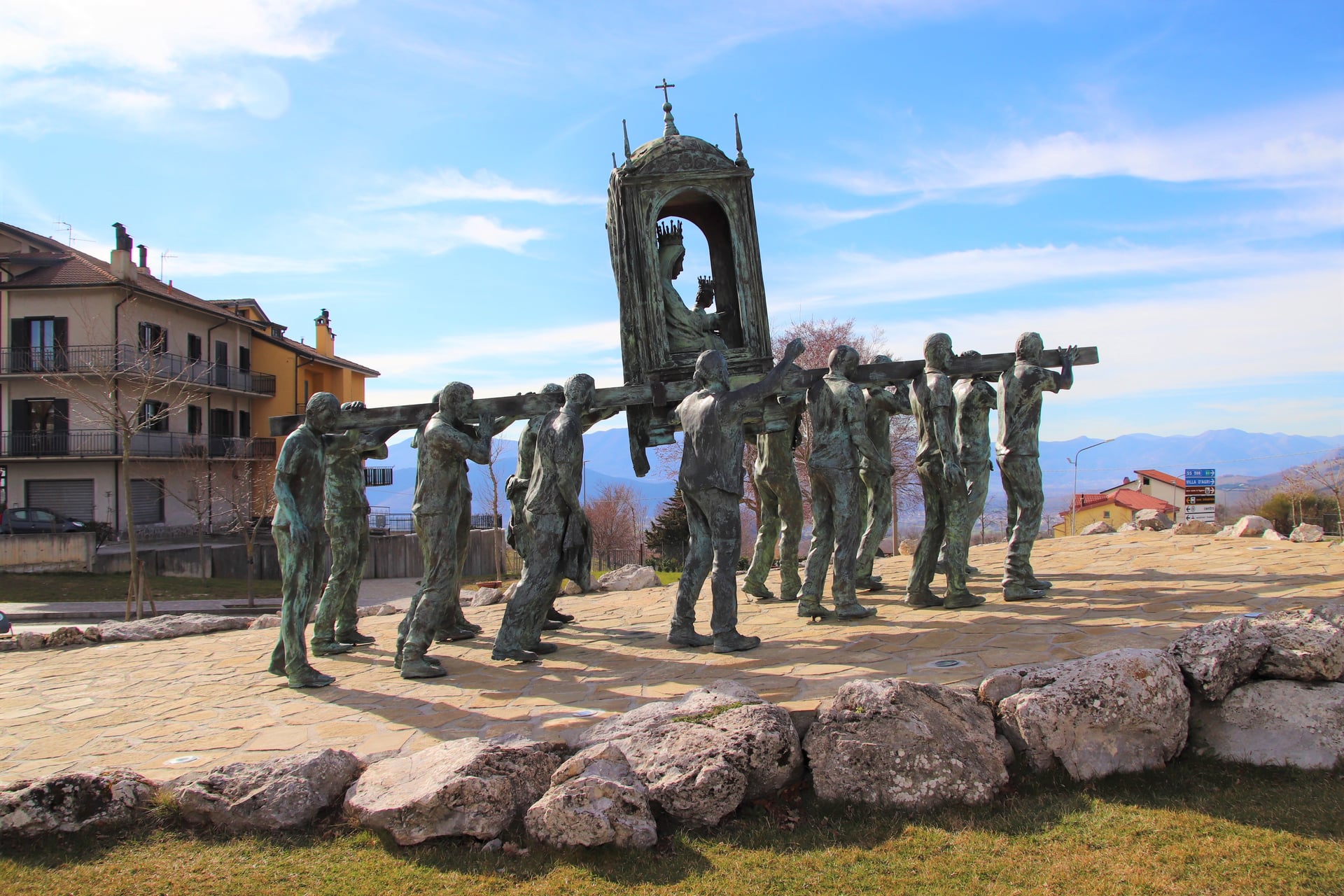 Monumento ai Portatori della Madonna Nera all'ingresso di Viggiano
