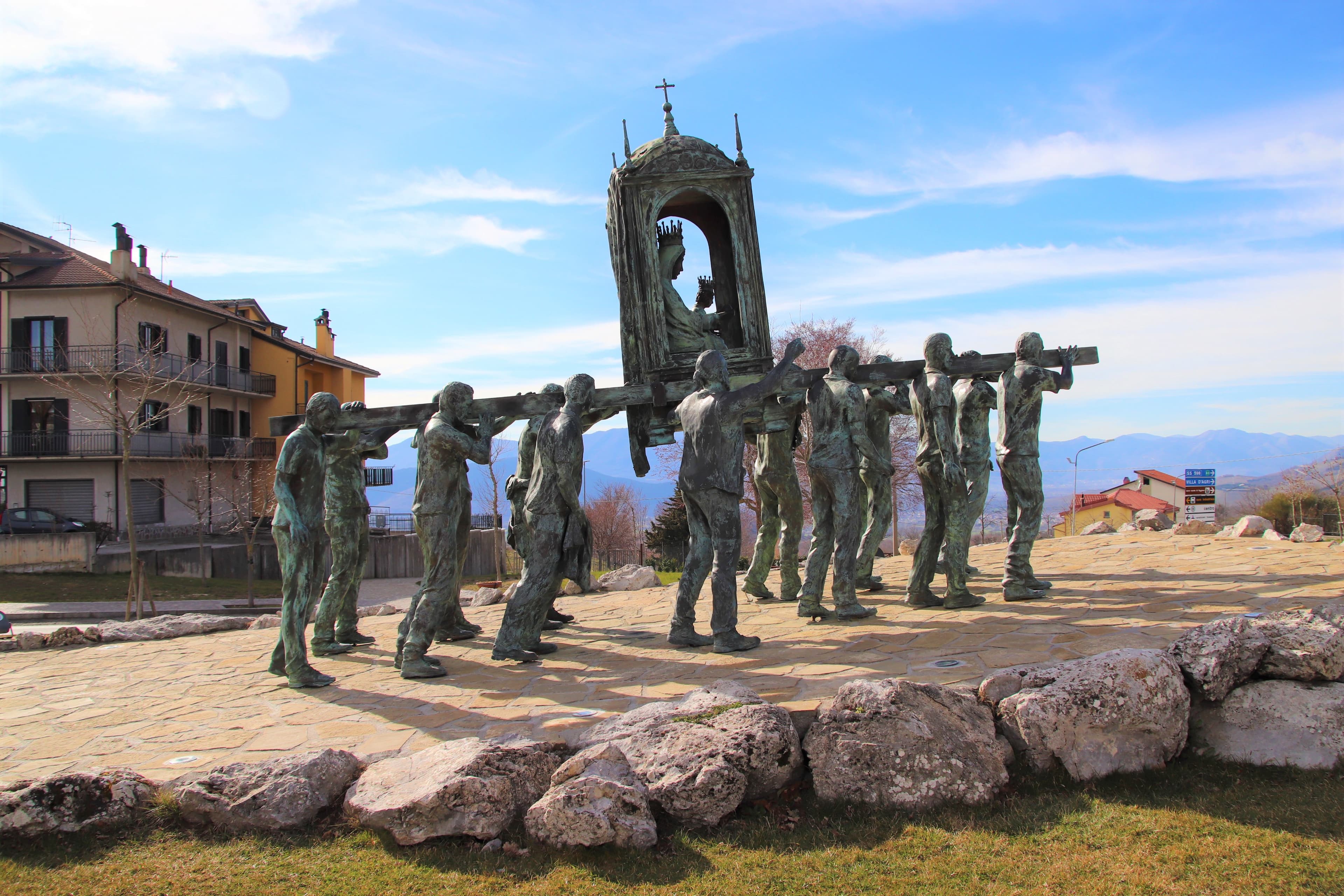 Monumento ai Portatori della Madonna Nera all'ingresso di Viggiano