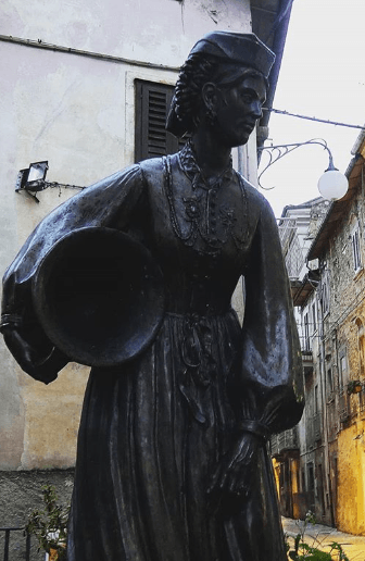 Statua in bronzo della donna scannese