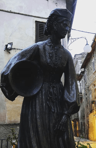 Statua in bronzo della donna scannese