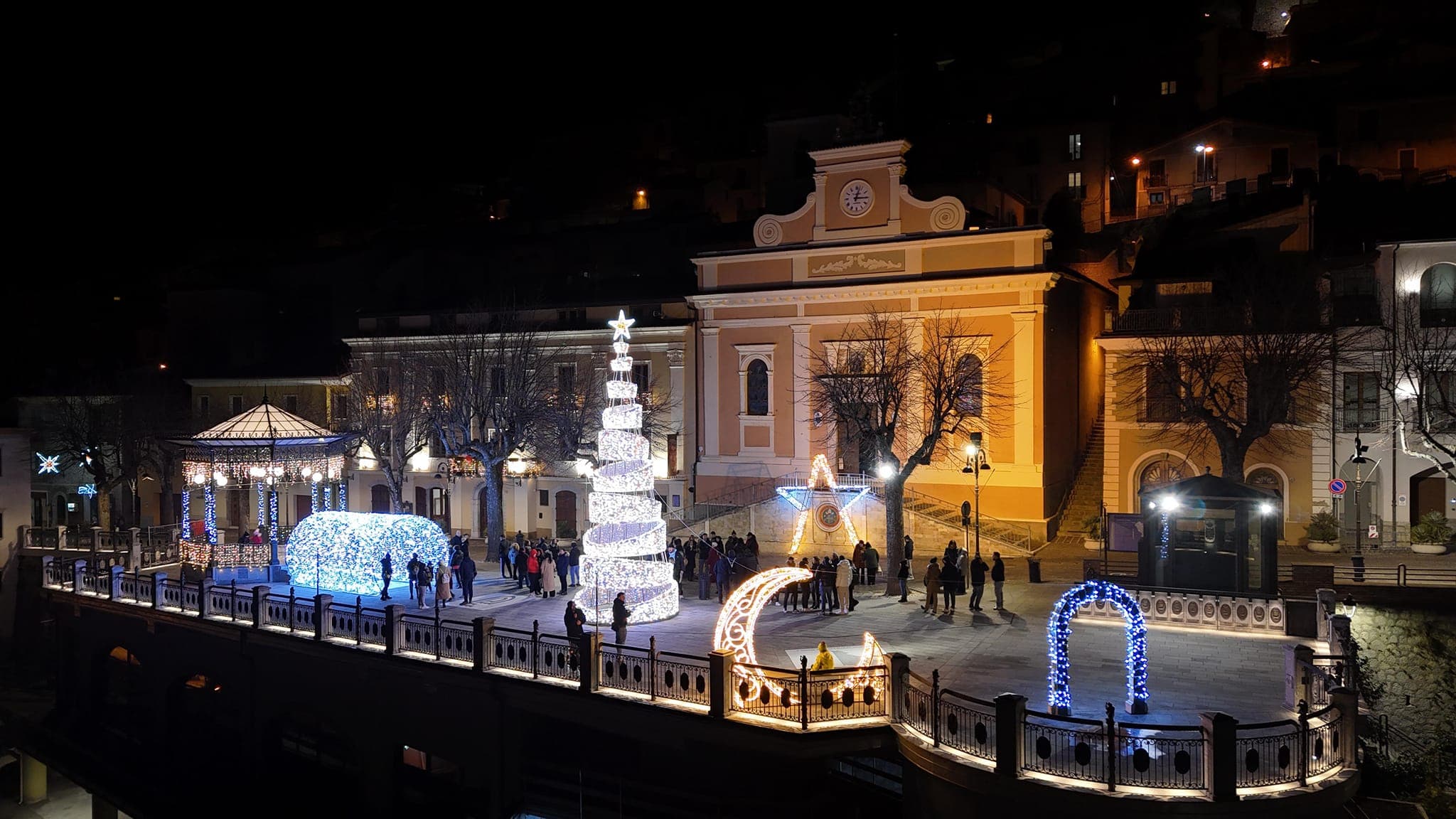 Piazza Regina delle Genti Lucane con vista sulla Valle dell'Agri a Viggiano