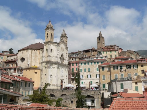 Chiesa Parrocchiale dei Santi Pietro e Paolo nel centro storico di Ceriana