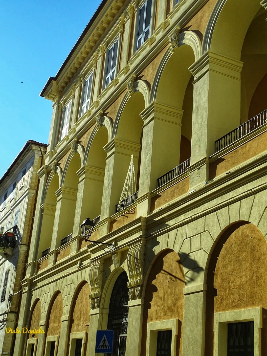 Palazzo Rubini con il loggiato e le statue in marmo a Ceriana