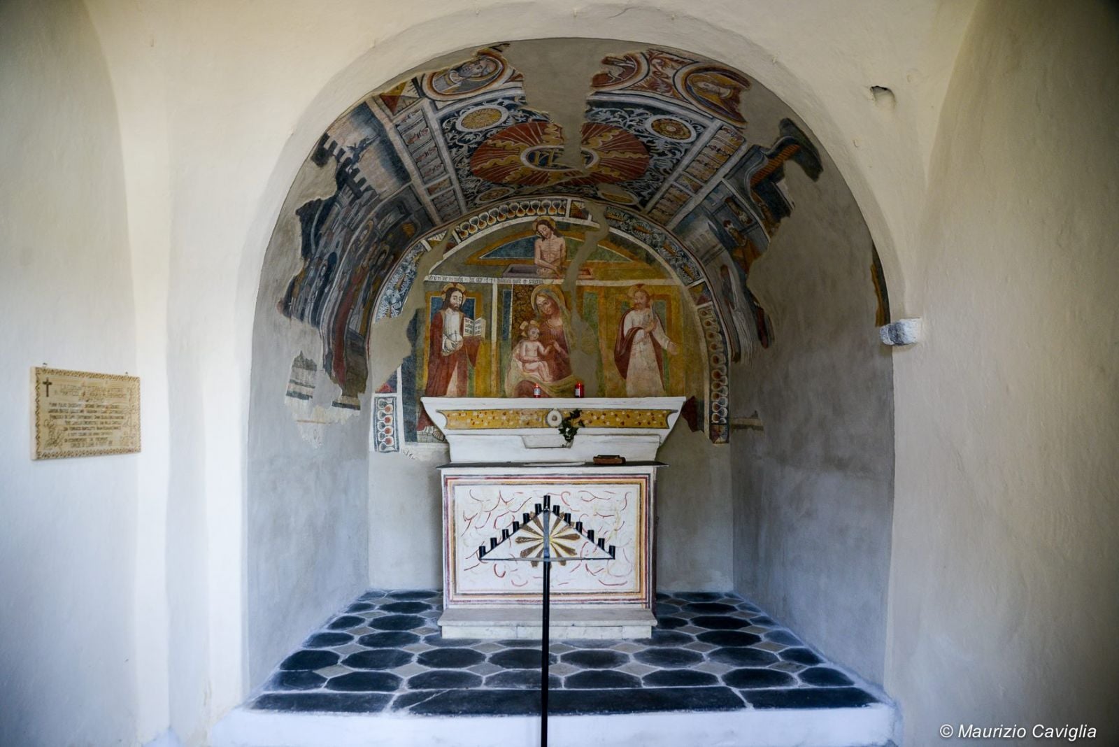 Chiesetta romanica di San Salvatore lungo il sentiero di San Giovanni a Ceriana