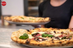 Rosso Vivo Pizzeria Verace con Forno a Legna e Lievito Madre anche senza Glutine a Chiusi