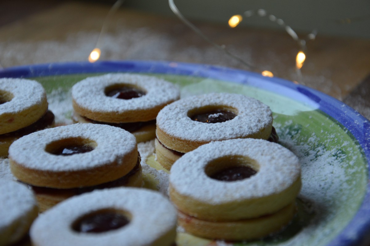 Occhi di bue con confettura ai frutti di bosco