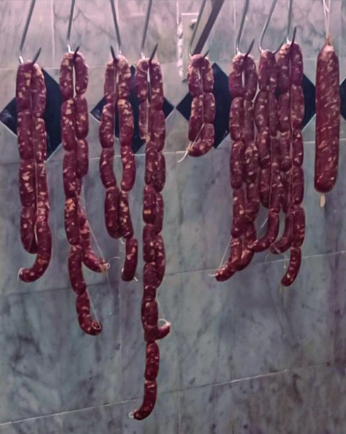 Salsicce essiccate e salame artigianale.