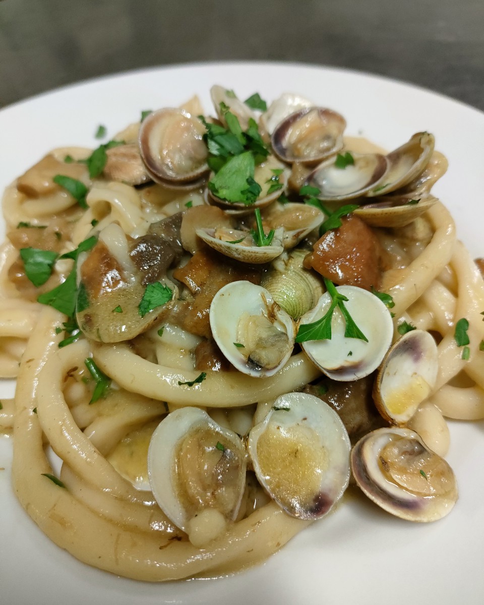 Stringozzi vongole e funghi porcini €12,00