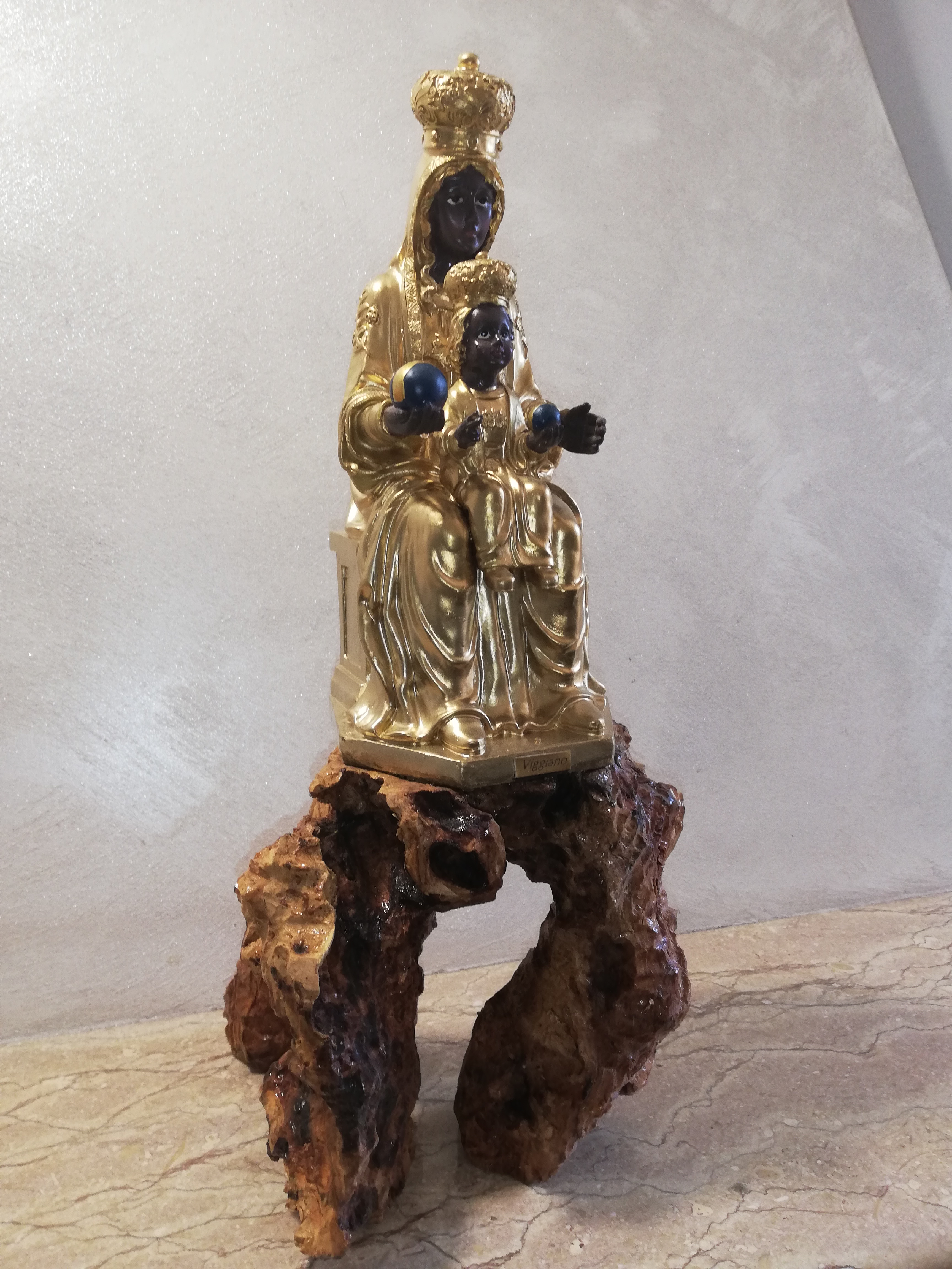 Sacra immagine della Madonna di Viggiano, non ha bisogno di presentazioni. 