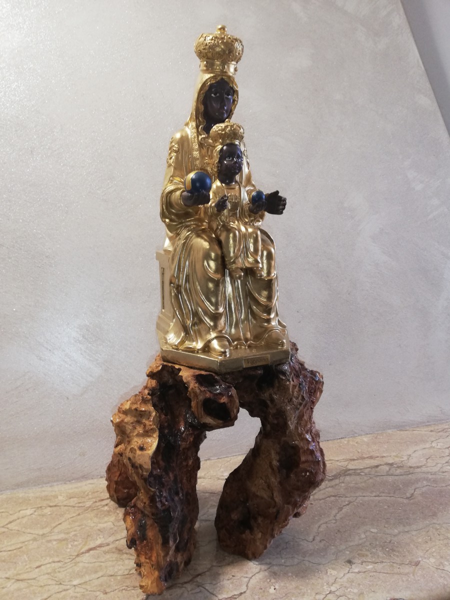 Sacra immagine della Madonna di Viggiano, non ha bisogno di presentazioni. 