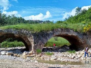 Ponte delle Chianche e materiale archeologico della via Traiana