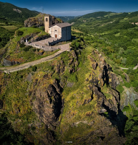 La Rocca Ofiolitica di Pozzolo e la Chiesa di San Maurizio
