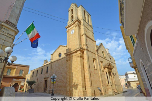 Piazza Chiesa e la mola di pietra