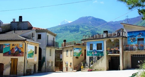 Borgo di Azzinano, paese dei murales (frazione)