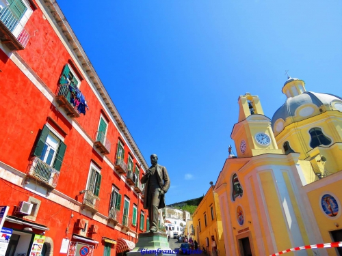 Piazza dei Martiri, Stele dei Martiri e Monumento a Scajola