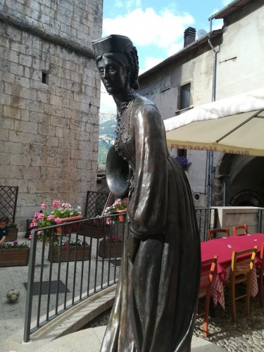Statua in bronzo della donna scannese