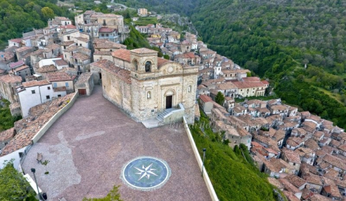 Chiesa della S.S. Assunta e affaccio panoramico dal Piazzale Motta