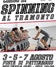 Corso di Spinning all'aperto, all'ora del tramonto