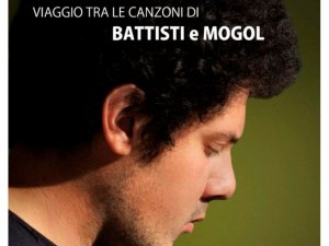Gianmarco Carroccia in concerto a Piazza Plebiscito – Omaggio a Lucio Battisti  🇮🇹 Italiano (qui sotto) 🇬🇧 English version below ↓ 🇪🇸 Versión en español más abajo ↓.