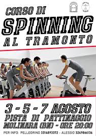 Corso di Spinning all'aperto, all'ora del tramonto